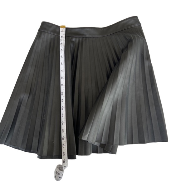 Express “Leather” Pleated Skirt Size 8 women’s - Picture 4 of 8